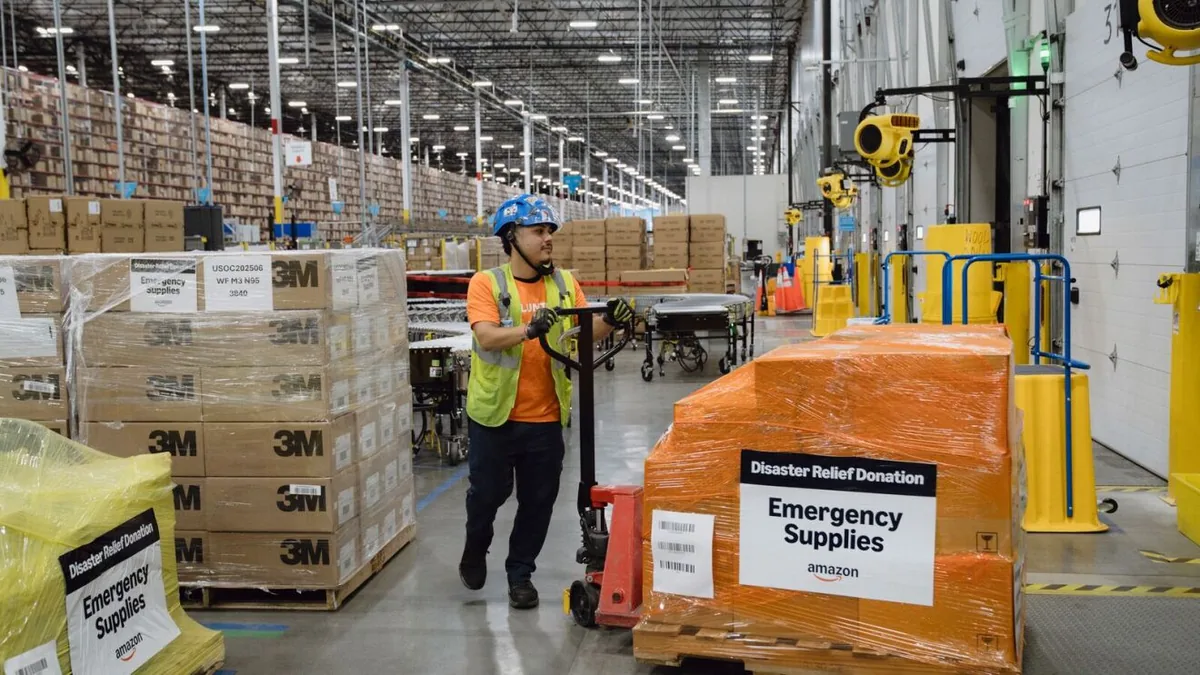 Amazon, no un gobierno, es quien envía siete vuelos semanales de ayuda a Venezuela: lo que dice ese detalle sobre esta crisis