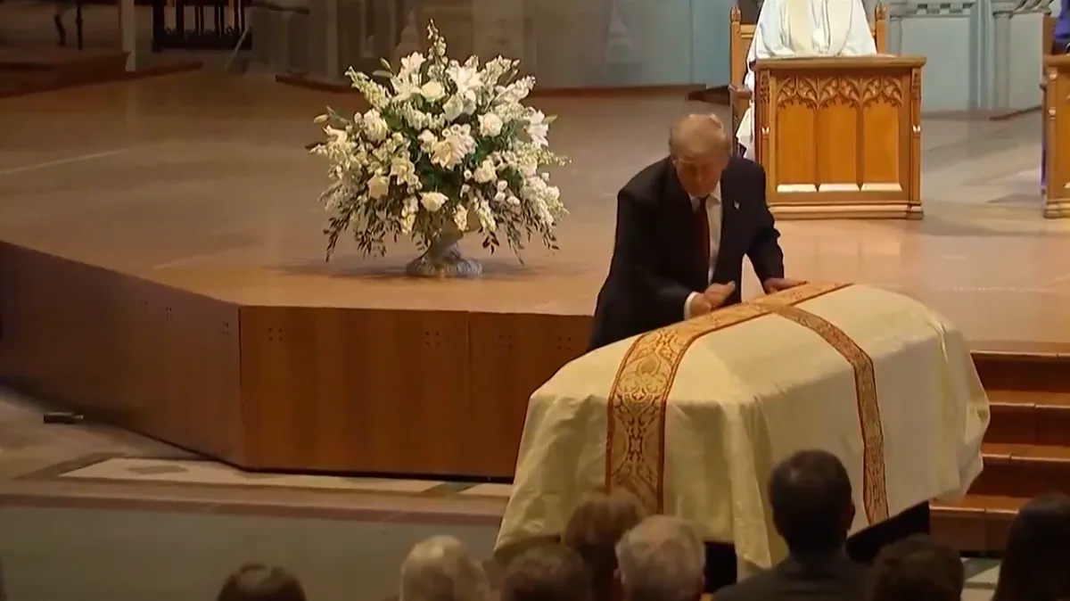 El gesto de Trump frente el ataúd de Lindsey Graham en su funeral.