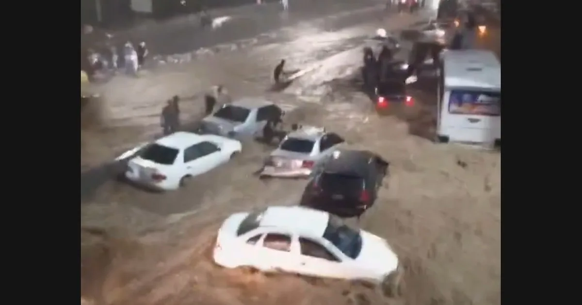 Vehículos arrastrados por la corriente de agua durante las inundaciones en Caracas la noche del 22 de agosto de 2026