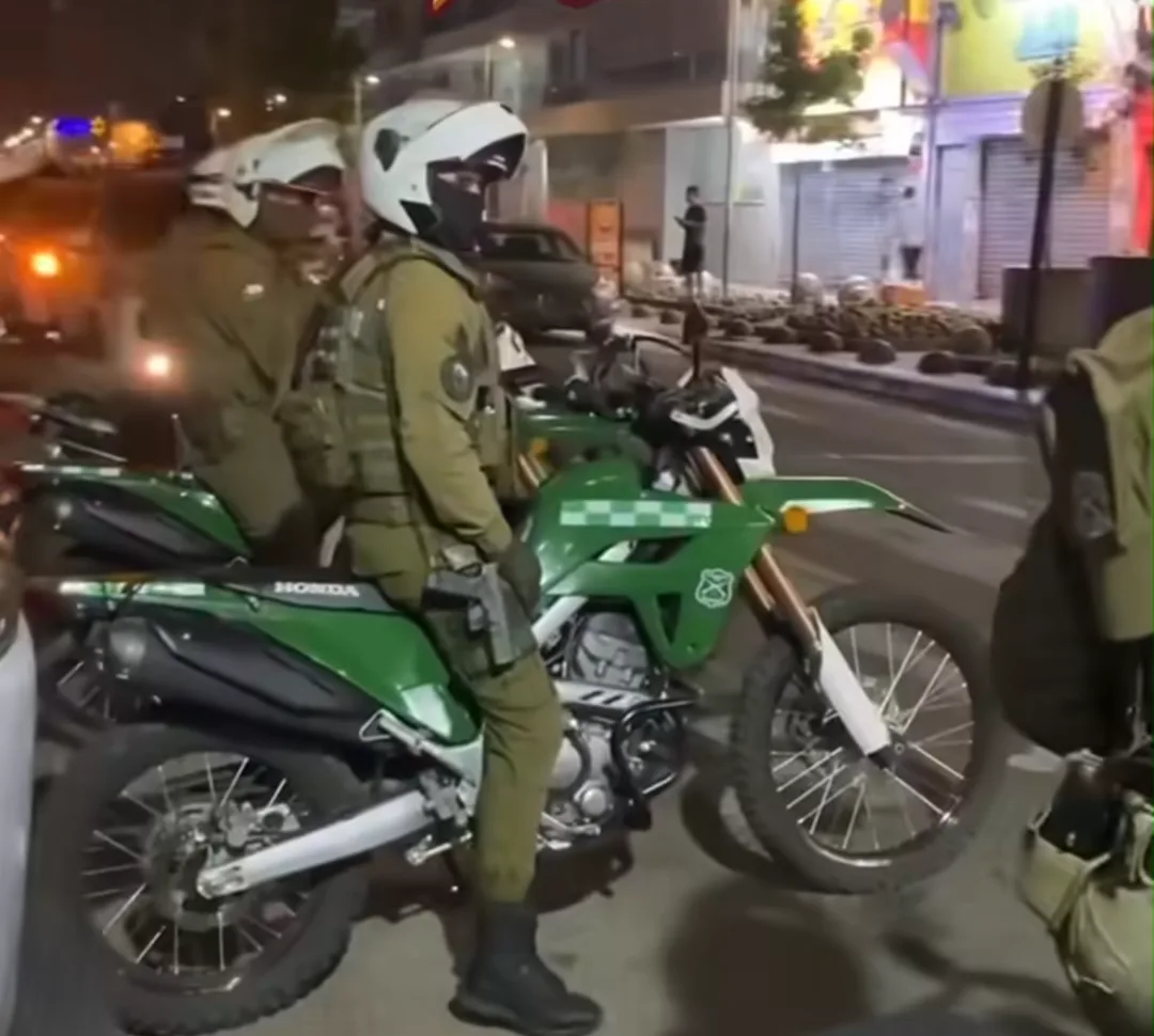 Carabineros en motos verdes durante el operativo nocturno