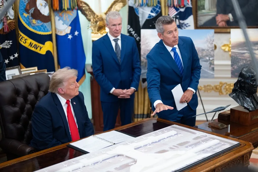 Trump anuncia una renovación de $22,500 millones para el aeropuerto Dulles, la última de una lista creciente de obras con las que busca dejar huella en Washington