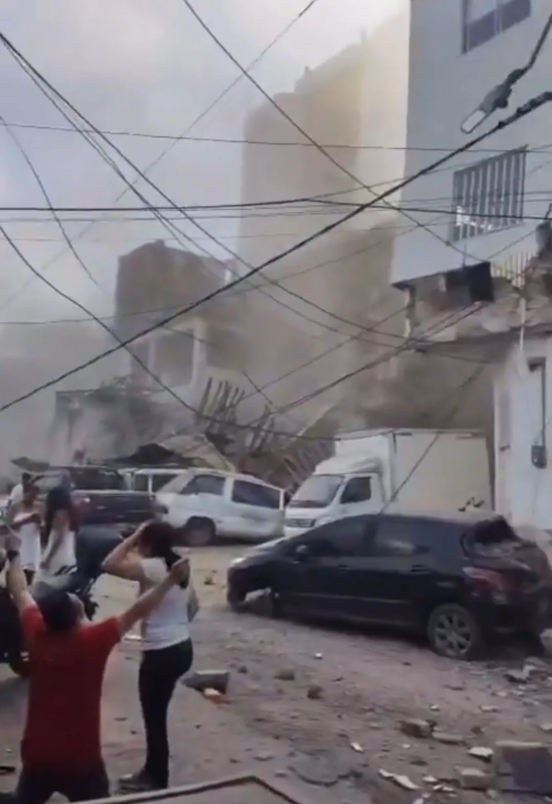 Calle cubierta de escombros tras el terremoto