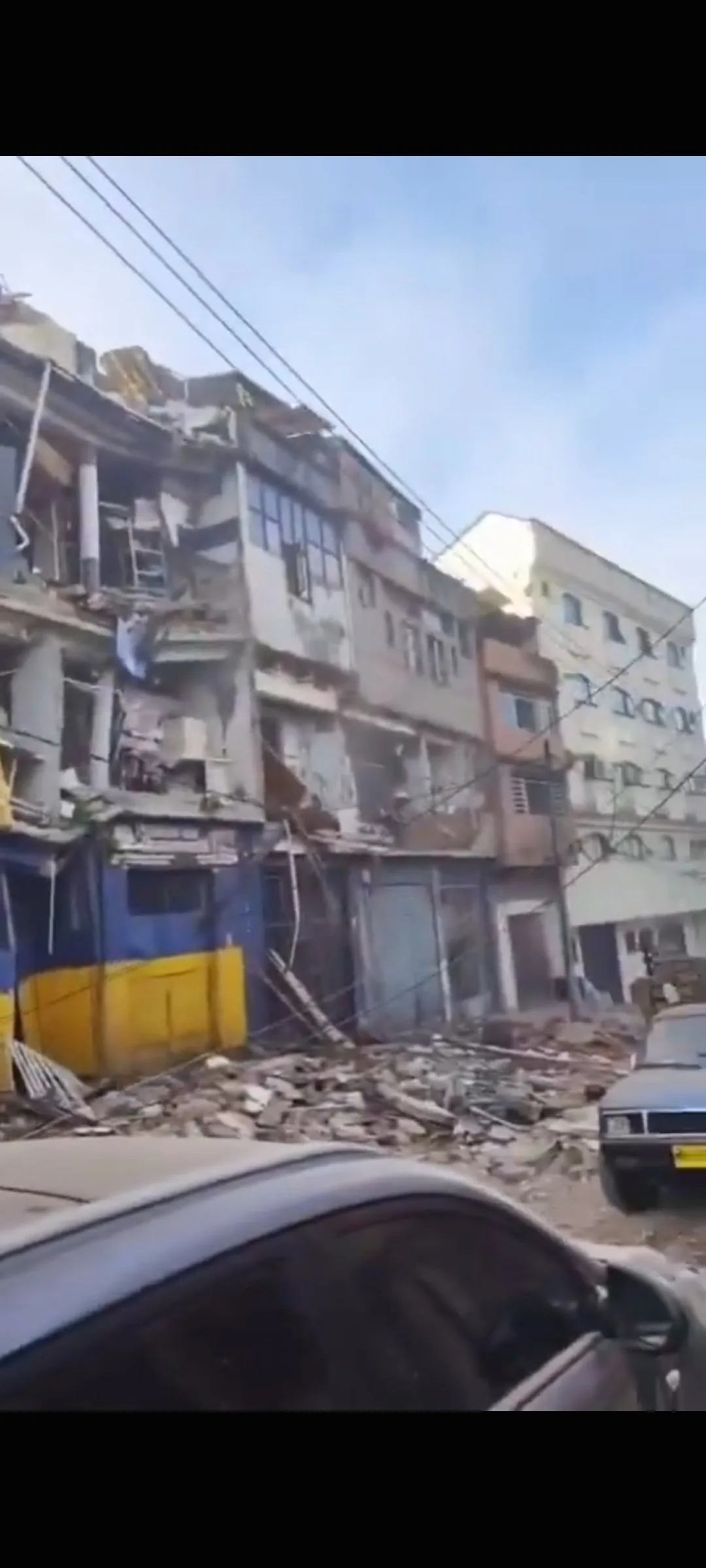 Edificio con severos daños estructurales tras el terremoto